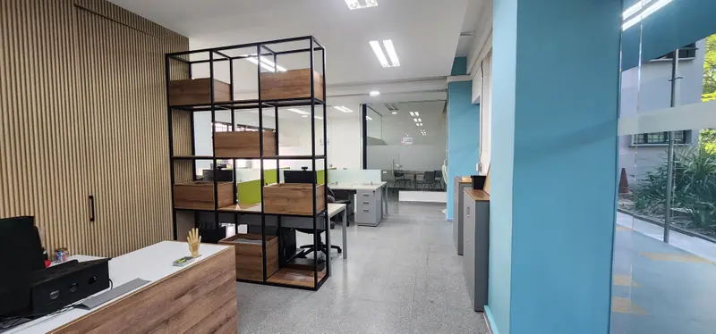Oficinas abiertas con muro en listones de madera y biblioteca metálica